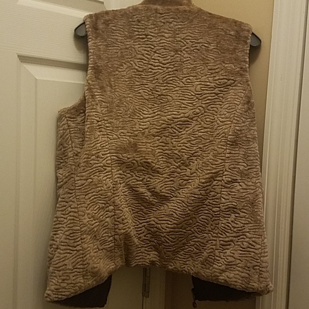 Reversable vest - Picture 3 of 5